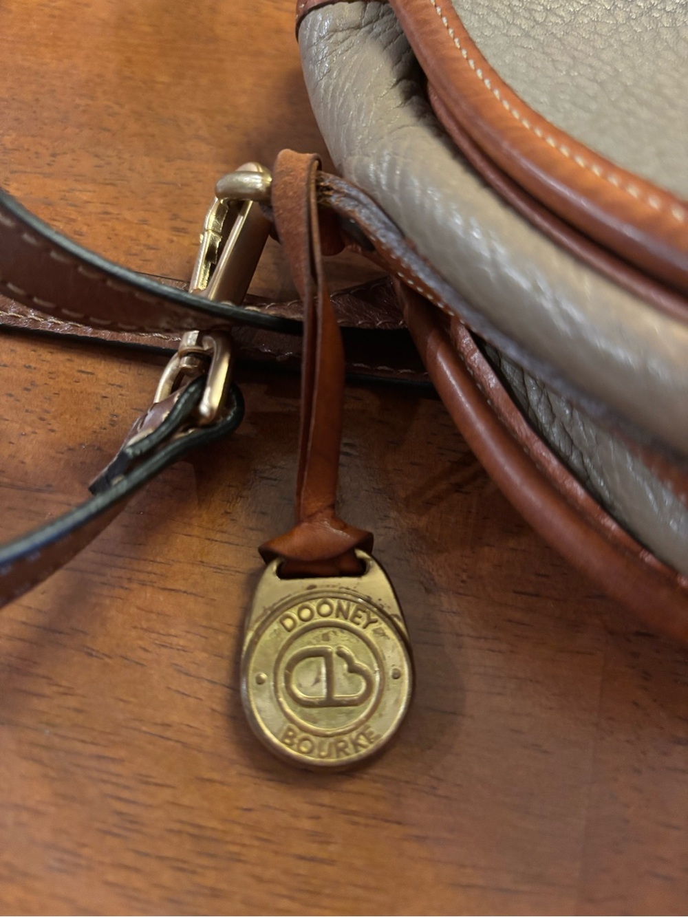 Vintage Dooney & Bourke Taupe Pebbled Leather Crossbody with Brown Trim Small - Picture 7 of 11